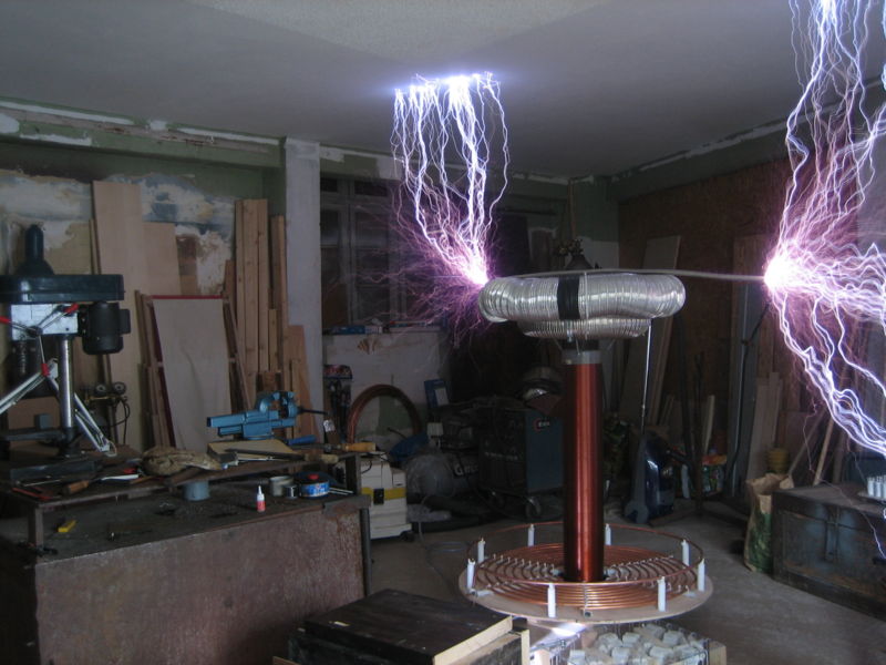 800px-spark_from_4kva_tesla_coil